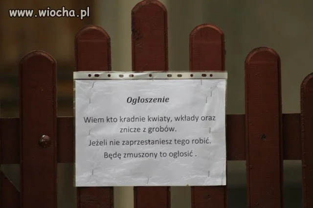 Ogłoszenie na płocie cmentarza