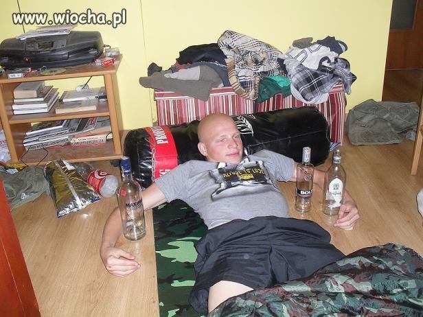 Szpan z pustymi butelkami 
