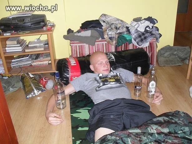 Szpan z pustymi butelkami 