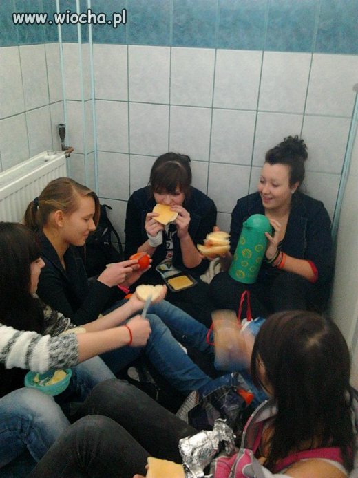 Nie ma to jak śniadanie w kibelku 
