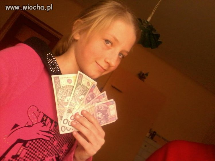 Dziewczynka cieszy się 260 zł!