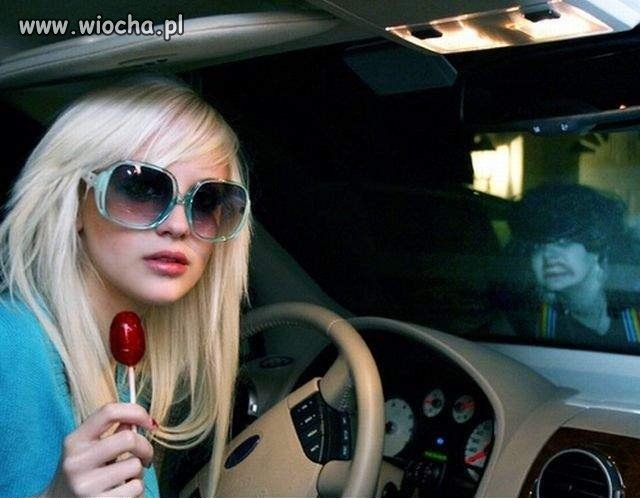 Blondi z lizaczkiem...
