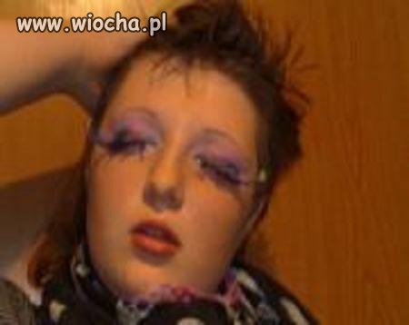 Dziunia przegięła z makijażem 