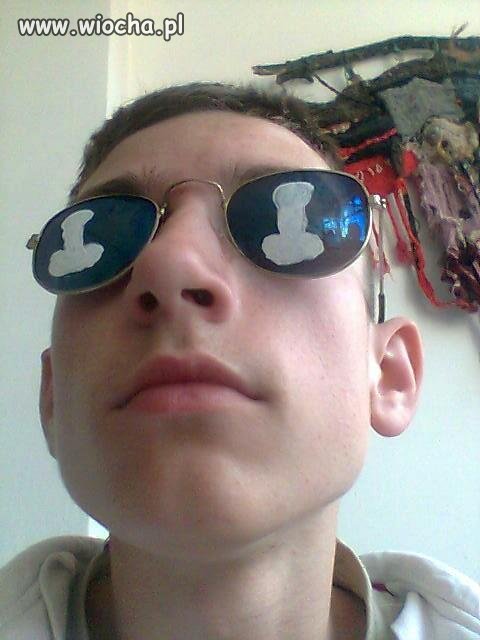 Jakieś ch***we ma te okulary