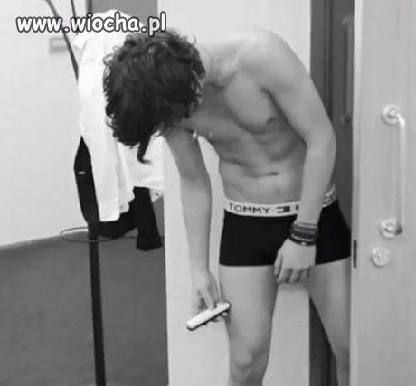 Harry Styles goli nogi!