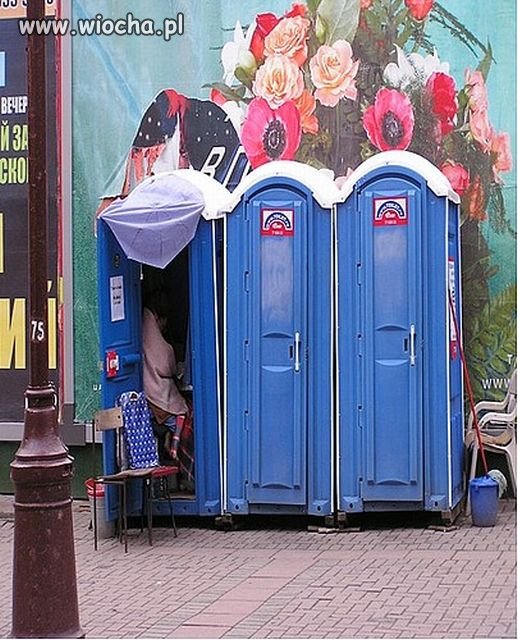 Szalet pachnący różami i polnym kwieciem