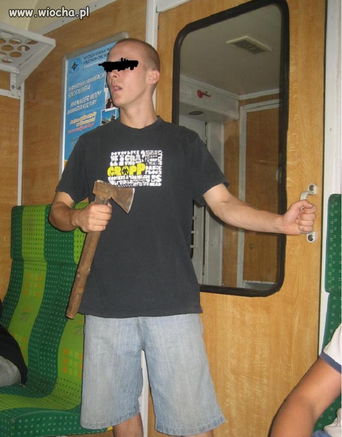 Lans na siekierę w pociągu.