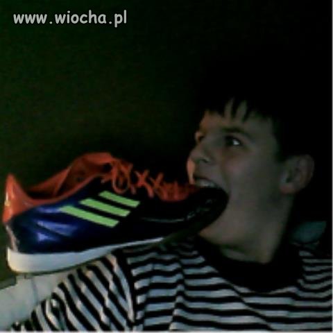 Synku, spróbuj te nowe buty!