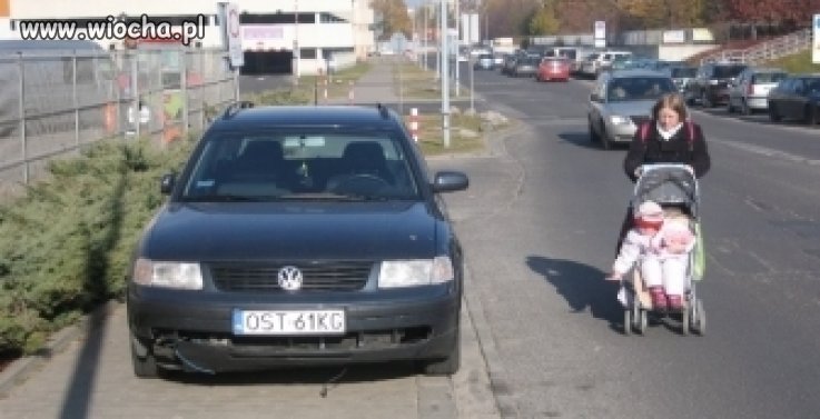 ...bo zaparkować musiał...