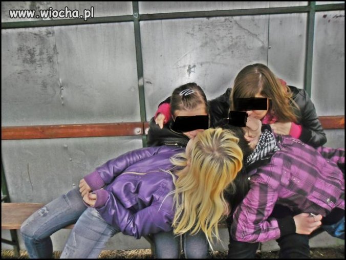 Cztery lesbijki ... na przystanku 