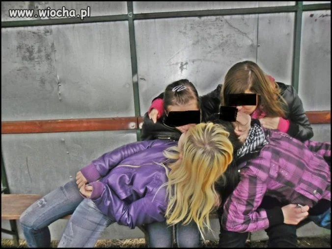 Cztery lesbijki ... na przystanku 