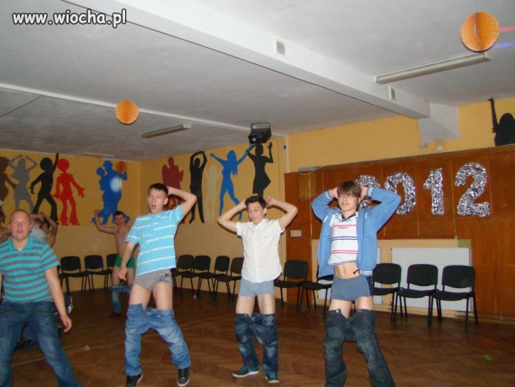 W tych czasach właśnie tak bawią się dzieci ... 