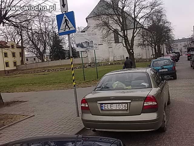 Parkowanie na przejściu dla pieszych w Łęczycy