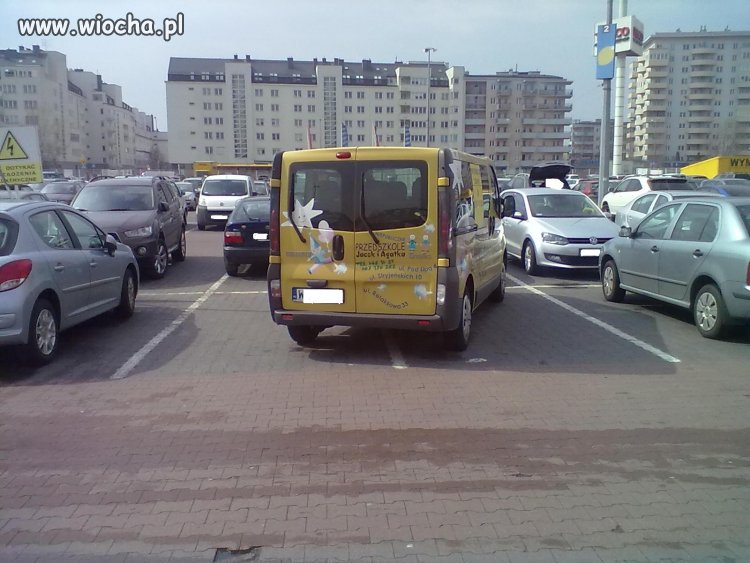 Przedszkolaki przyjechały na zakupy.