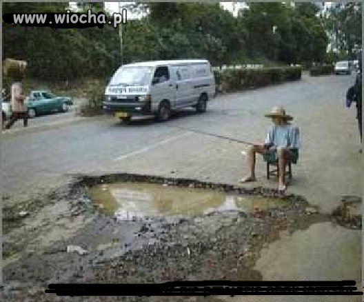 Wędkarz obojętnie nie przejdzie obok łowiska