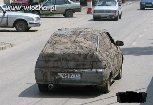Wiocha takim brudnym autem jeżdzić