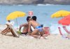 Plaża, chłopcy i ich pocałunek