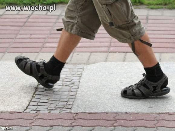 Wieje sandałem 