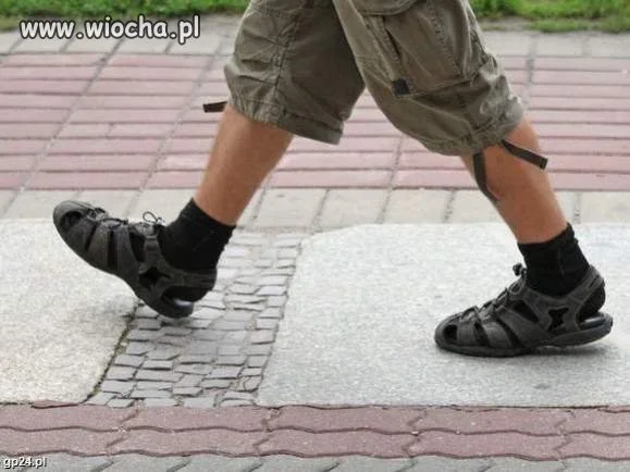 Wieje sandałem 