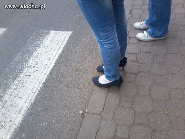 Dziewczyny! Skarpetki i buty na obcasie wyglądają 