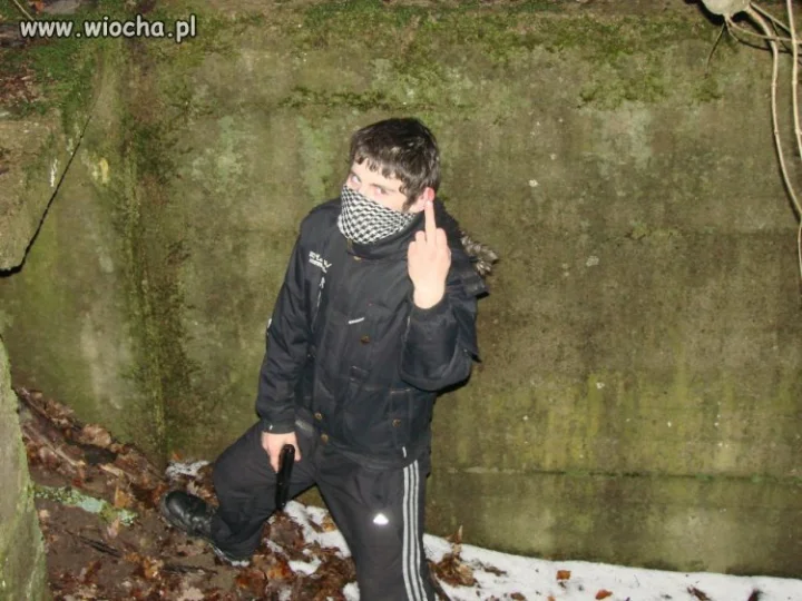 Palec , broń i tłuste włosy 