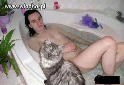 Zrobił sobie focie w wannie
