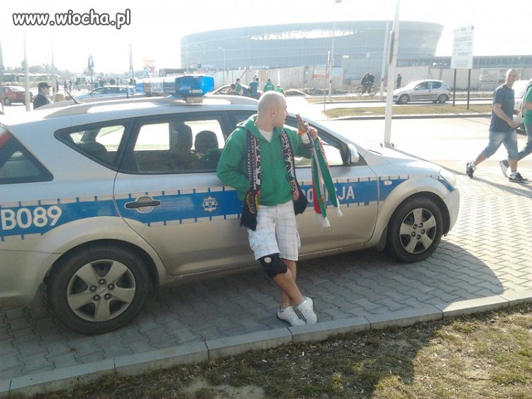 Browarek i fota przy policji  500