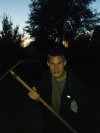 Przygotowany na atak zombie.