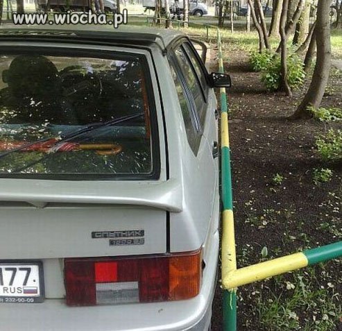 Oto kolejny mistrz parkowania 