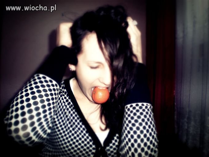 "Twórcze zdjęcie" z mandarynką w ustach