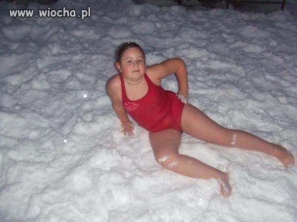 Nie ma to jak w kąpielówkach na śniegu