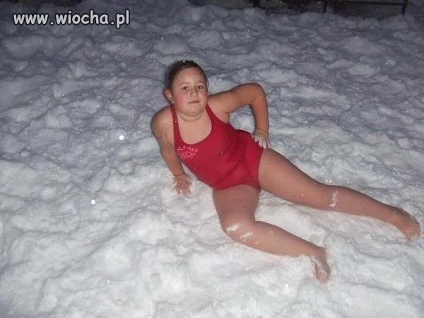 Nie ma to jak w kąpielówkach na śniegu