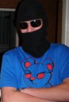 Typowy gangster kominiaram, okulary i 