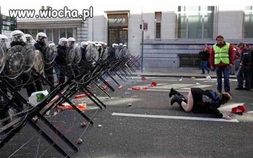 -Rozpryskowym!!!... Cel!!!... Pal!!!...