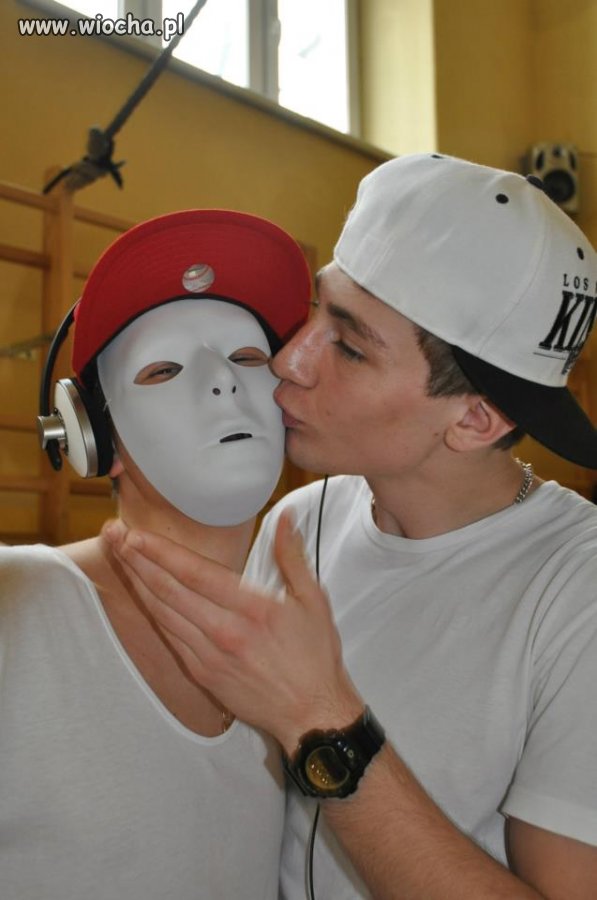 Całuj szybko, póki mam maskę