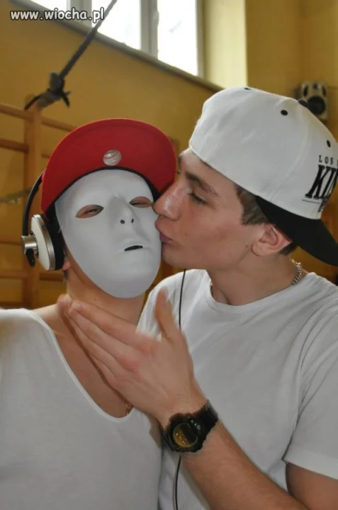 Całuj szybko, póki mam maskę