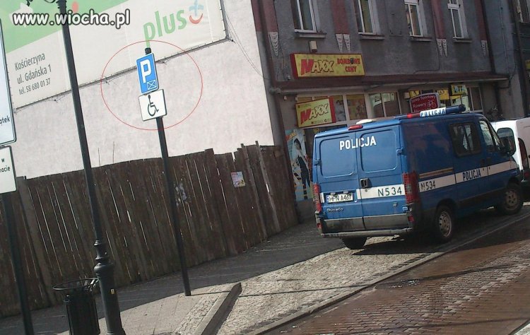 A biedny inwalida musi zaparkować 300 metrów dalej
