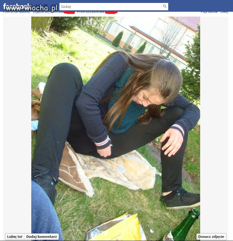 Szuka tam czegoś czy po prostu się drapie?