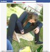 Szuka tam czegoś czy po prostu się drapie?