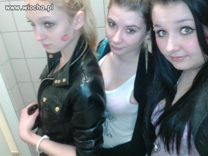 Grupowa fotka w toalecie