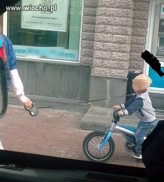 Mama zabrała dziecko na spacer