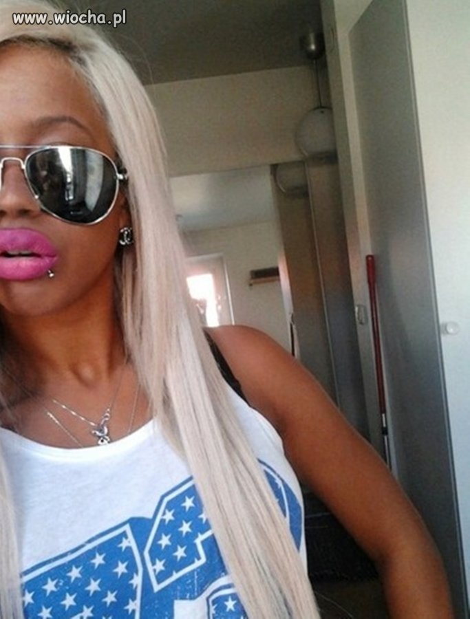 Tleniony blond i duck face.