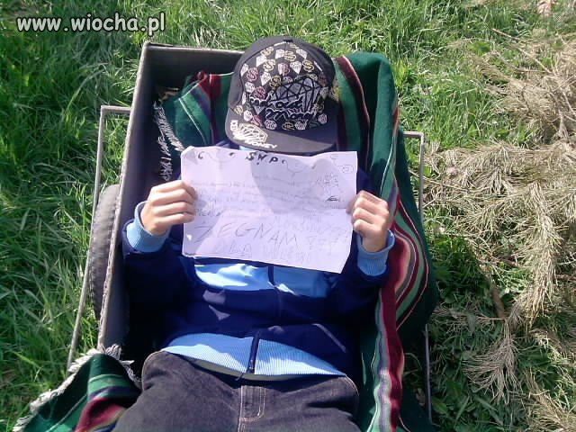 Widać, że nie stać na trumnę to do taczki 