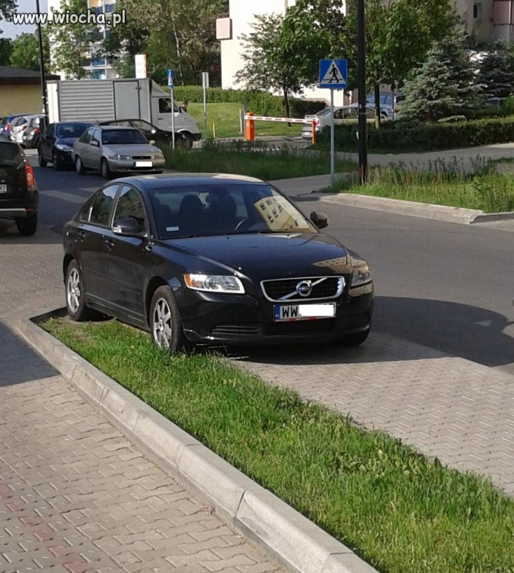 Klasyka parkowania na Polskich ulicach 