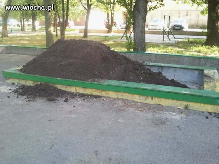 Nowy piasek w piaskownicy. 