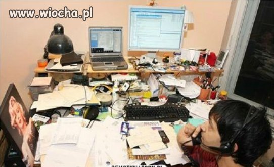 Jego biurko wygląda jak centrum dowodzenia