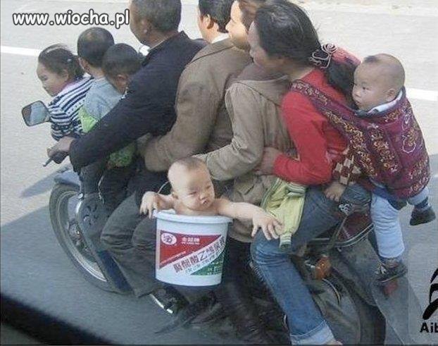Nie ma jak to wieźć dziecko w wiaderku...