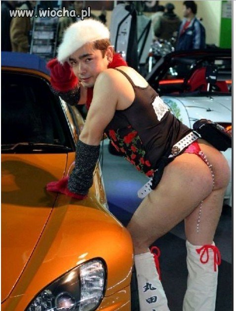 Dziewczyna przy aucie to blachara.