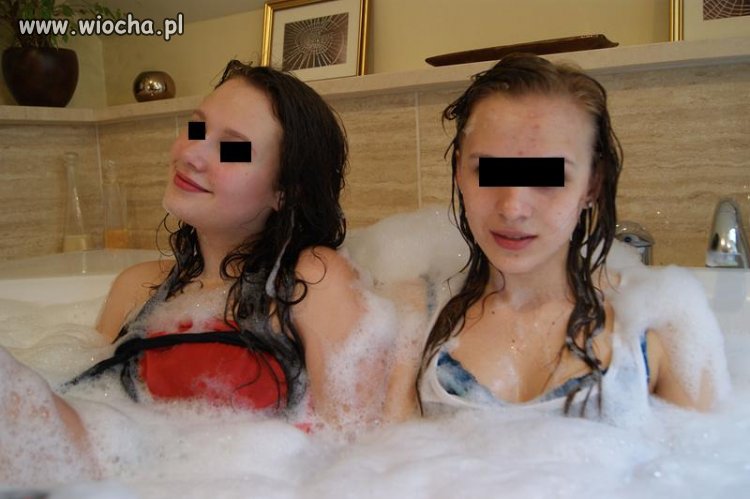 Dwie małolaty w kąpieli