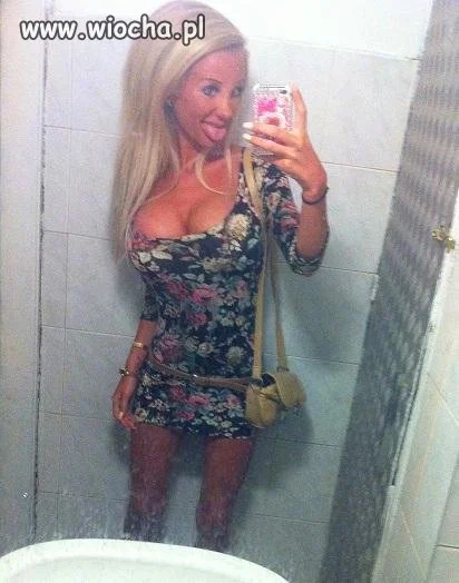 Barbi w lustrze.